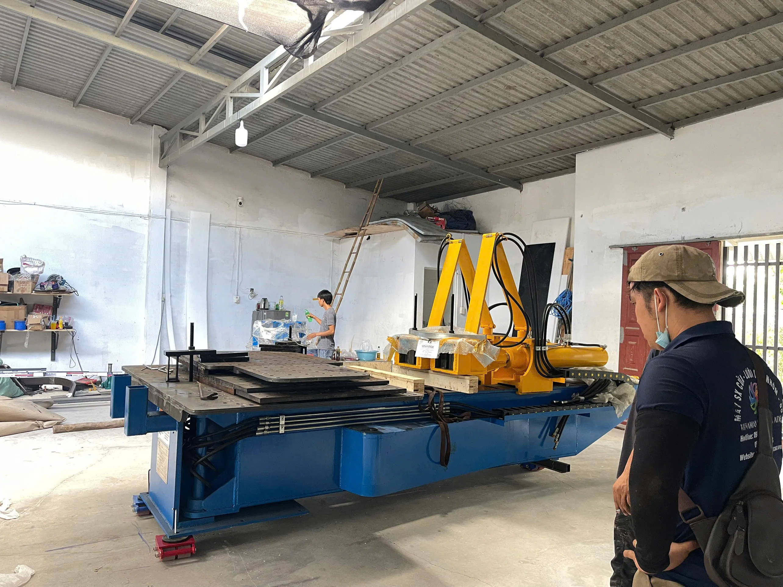 VINAMAX BÀN GIAO MÁY KÉO VÒM 15 TẤN CHO KHÁCH HÀNG TẠI HÓC MÔN