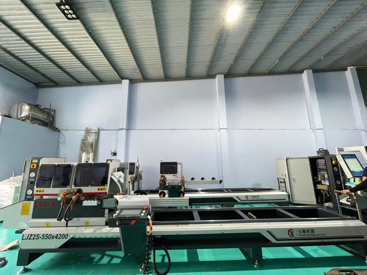 MÁY CẮT NHÔM HAI ĐẦU CNC LJZ2S-550X4200 – MÀN HÌNH HMI TIẾNG VIỆT, ĐIỀU KHIỂN SERVO