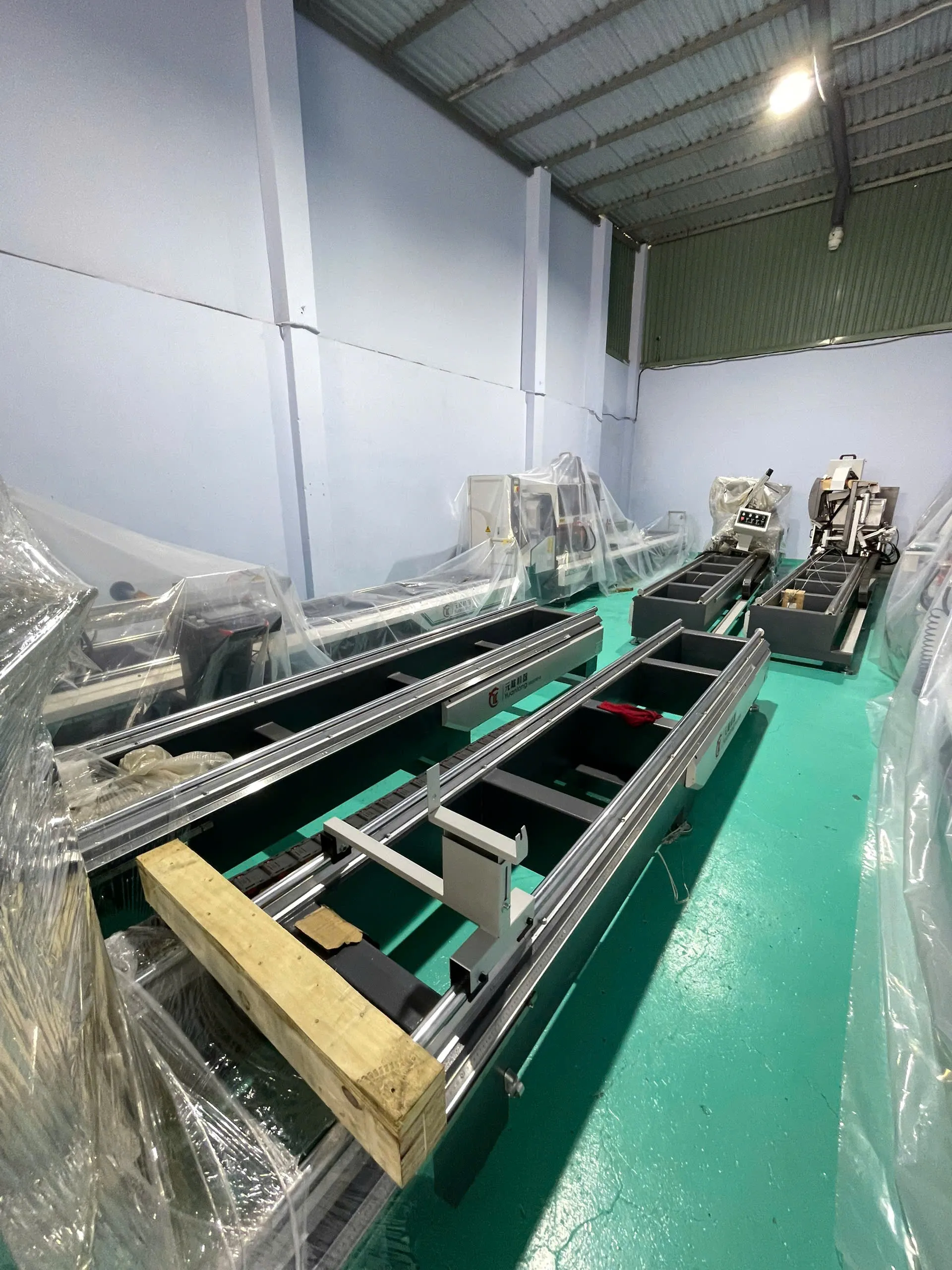 So Sánh Máy Cắt Nhôm 1 Đầu Và Máy Cắt Nhôm 2 Đầu – Nên Lựa Chọn Loại Nào Cho Xưởng Sản Xuất?