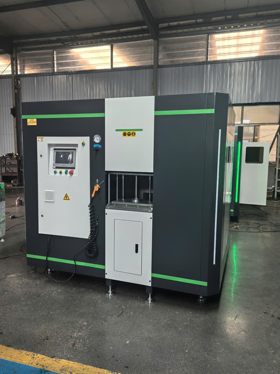 Hình ảnh thực tế: Máy phay đầu đố CNC 4+2